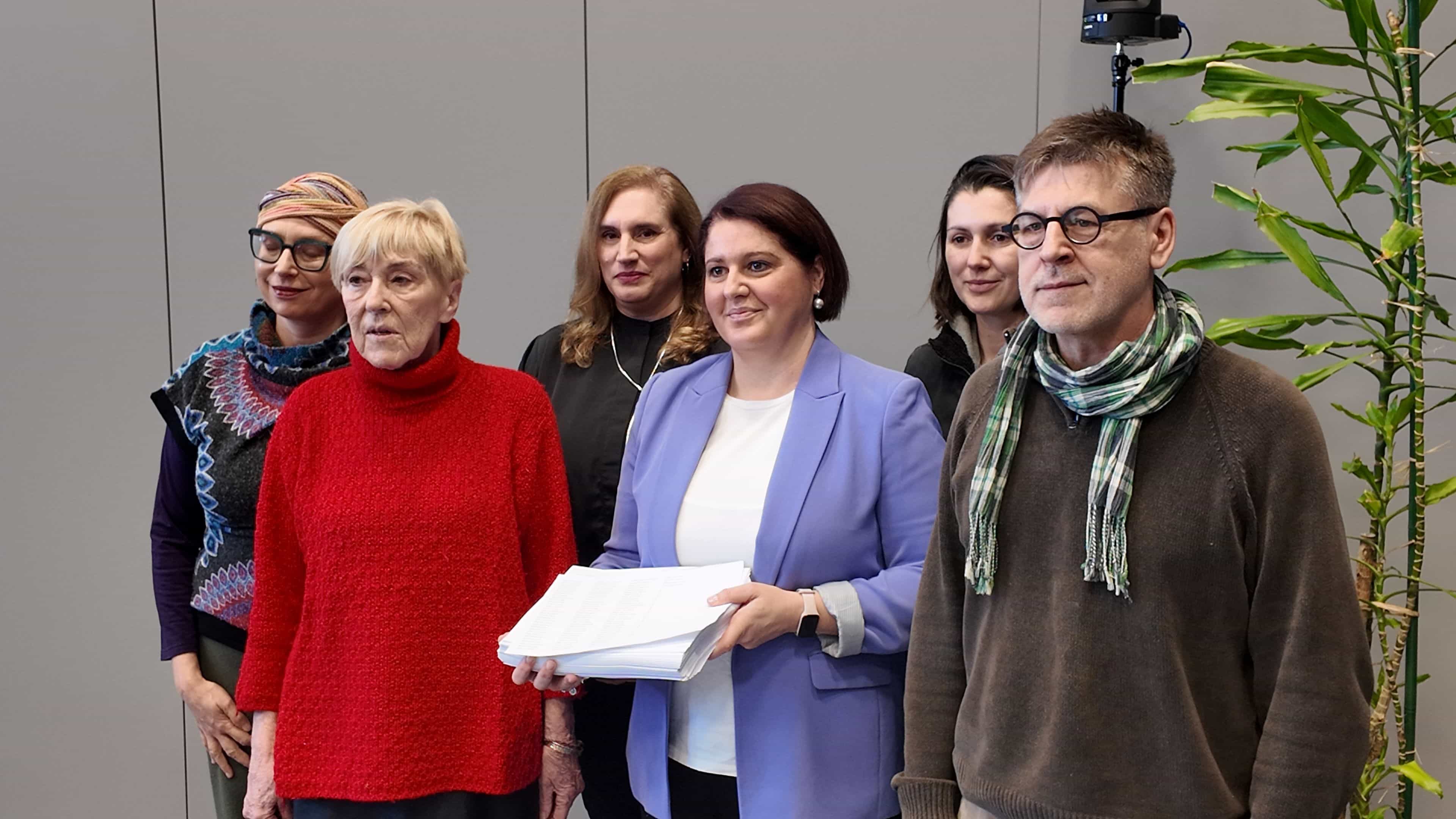 Lugarić preuzela peticiju za zabranu molitelja na trgovima